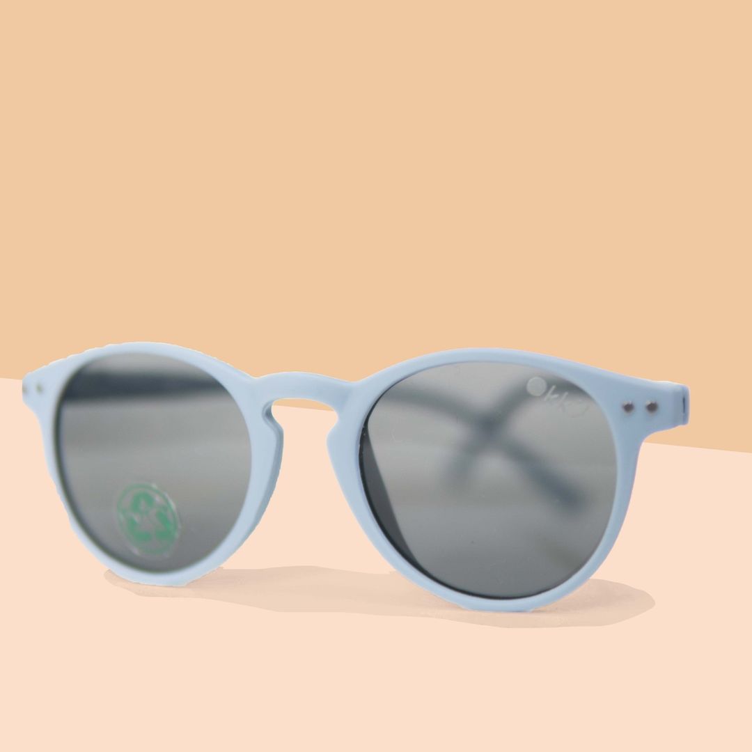 ben jij net als ik klaar voor dat de lucht net zo mooi blauw gaat worden als deze zonnebril Ik wel! #sunglasses #kidsfashion #fun #recycle #fresh
